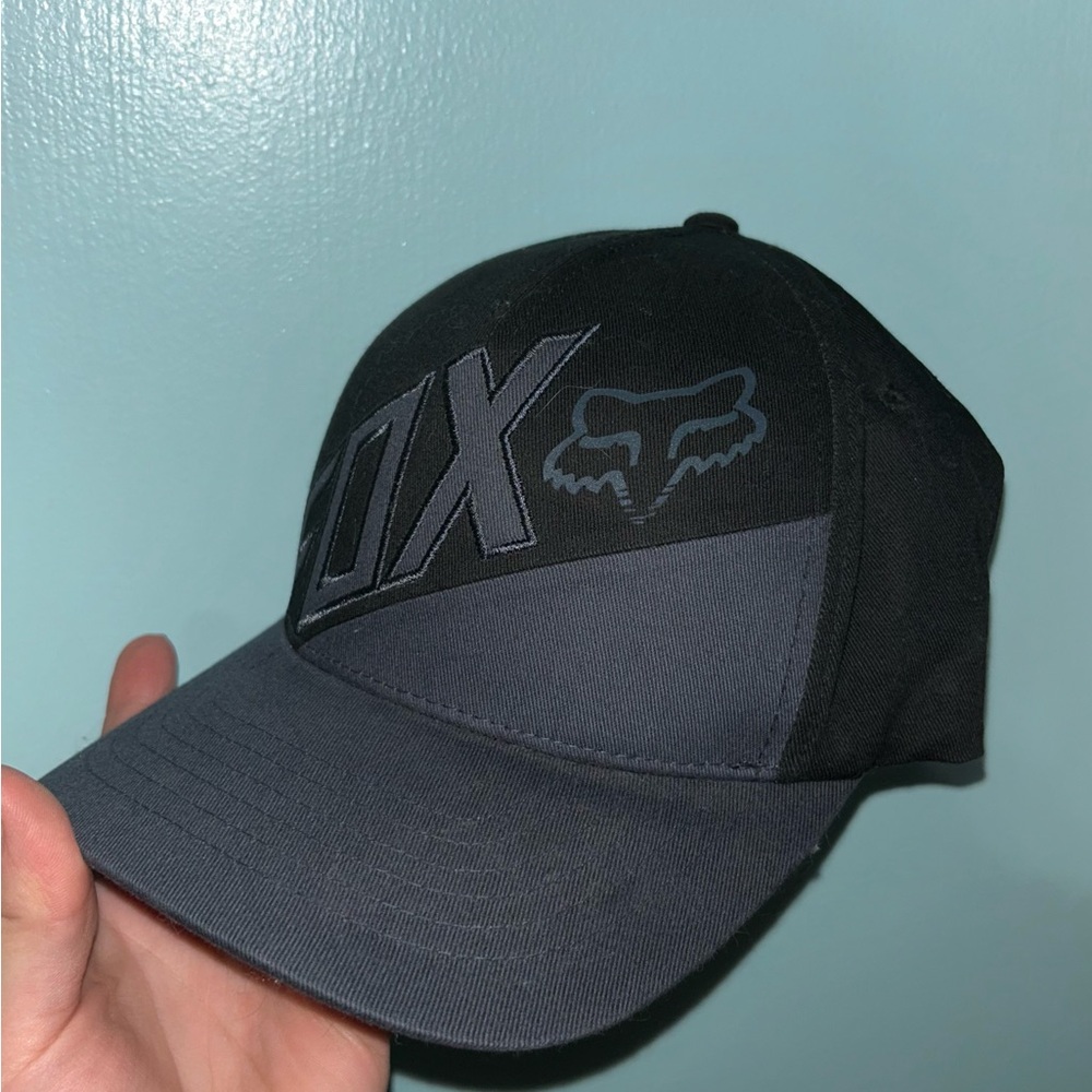 Fox Two-Tone Black and Gray Flex-fit Cap - Picture 2 of 3